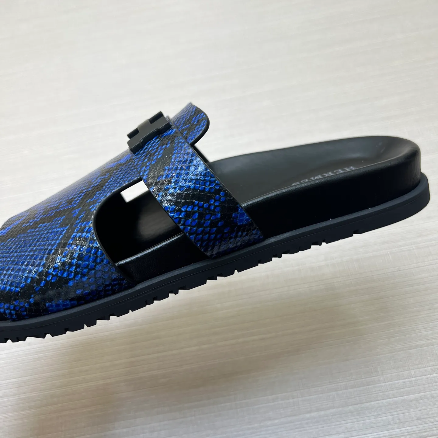 [H Family Hermès] P: 360💰 Size: 38-45 Hermes Men’s Kazimir Slippers - 2025 Summer New Hermès Same as the original version, with colored cowhide surface + rubber combined sole, handmade by master-level craftsmen! ❥High-end customization, exclusive products, the highest version in the industry.